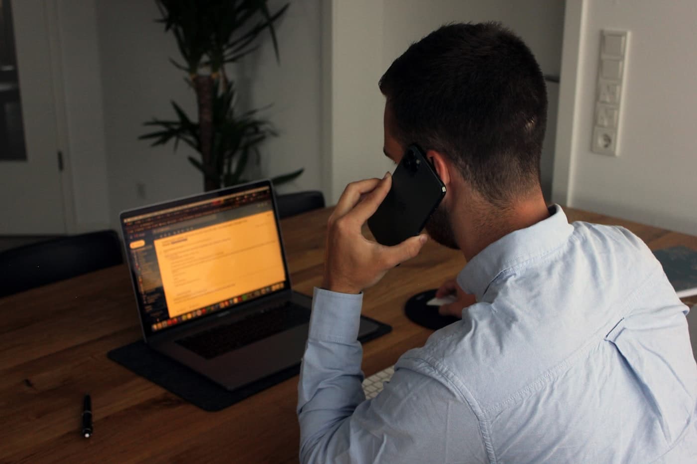 Apel de test: persoană la telefon, cu notițe