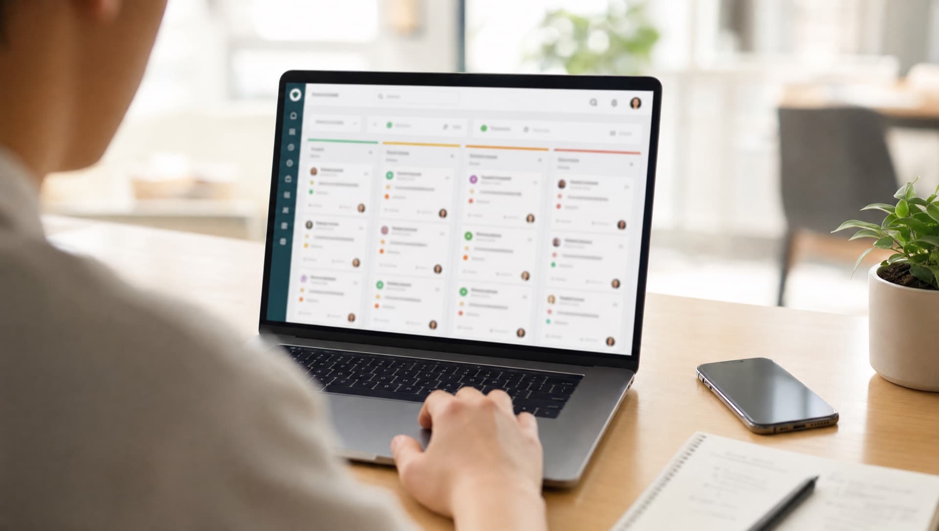 amoCRM cu pipeline de vânzări, pe laptop